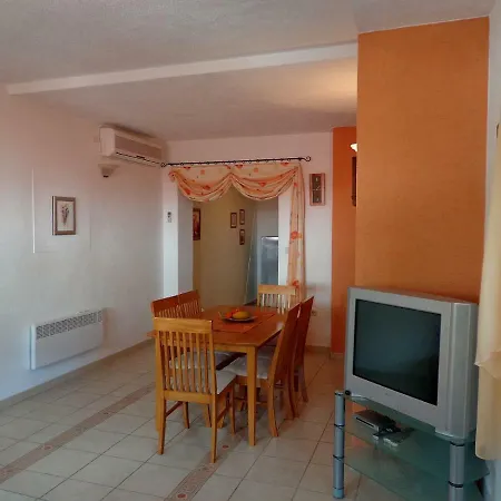 Apartment Maja *